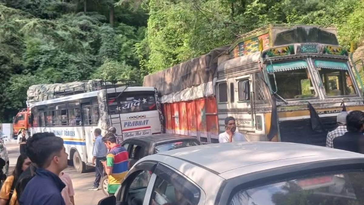 shimla road accident two injured in car plunge traffic jam reported