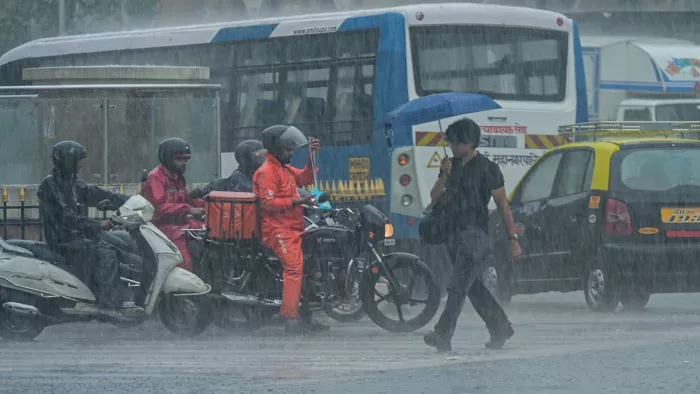 दिल्ली-केरल में होगी भारी बारिश अलर्ट जारी, यूपी में ओलावृष्टि (फोटो-एएनआई)