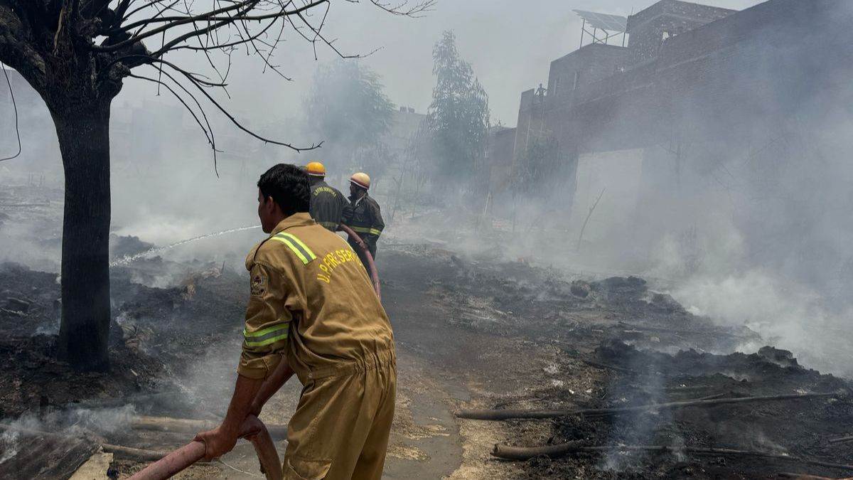https://www.jagranimages.com/images/newimg/30052025/30_05_2025-lucknow_fire_2_23951461.jpg