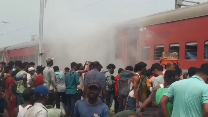 बालेश्वर में फलकनामा एक्सप्रेस के पहिए से निकलने लगा धुंआ। (जागरण)