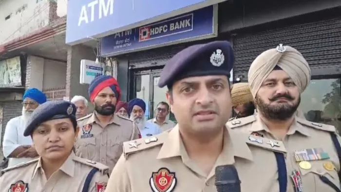 पिस्तौल के बल पर बदमाशों ने बैंक से 40 लाख लूटे, जानकारी देती पुलिस।