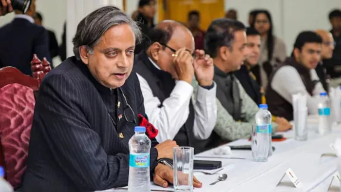 शशि थरूर ने कहा कि भारत अब केवल आत्मरक्षा के अपने हक का इस्तेमाल कर रहा है।