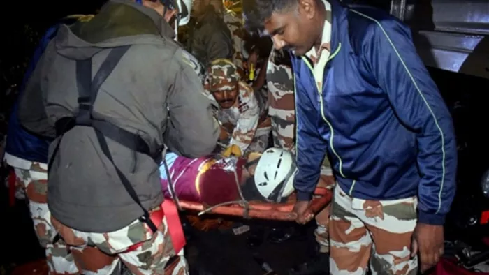 वाहन में चालक समेत 11 यात्री सवार थे (फोटो: एएनआई)