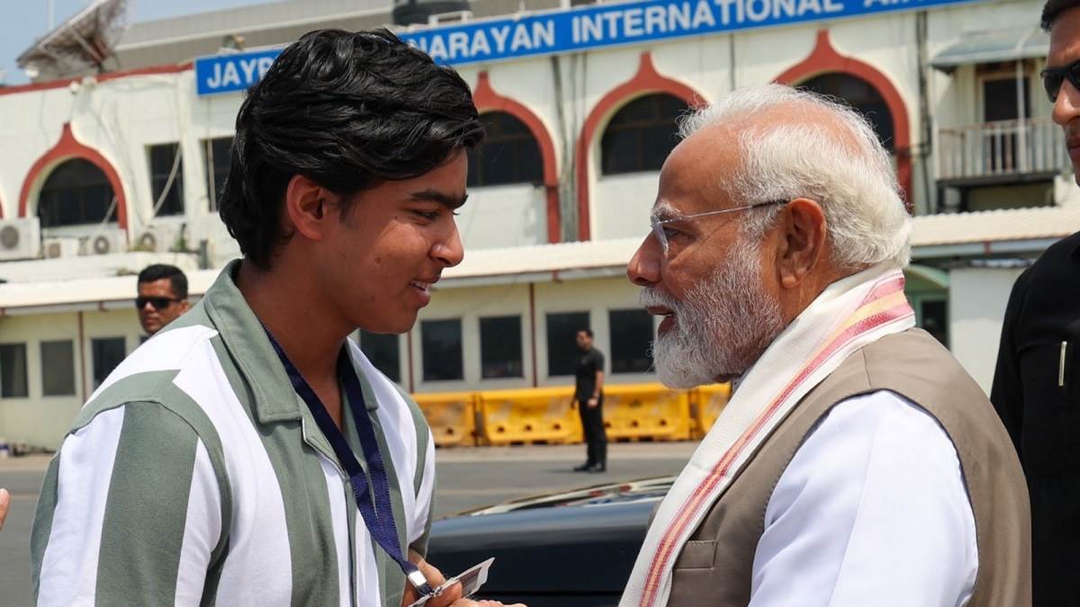 vaibhav suryavanshi meet pm modi at patna airport and takes his blessing by touching feet
