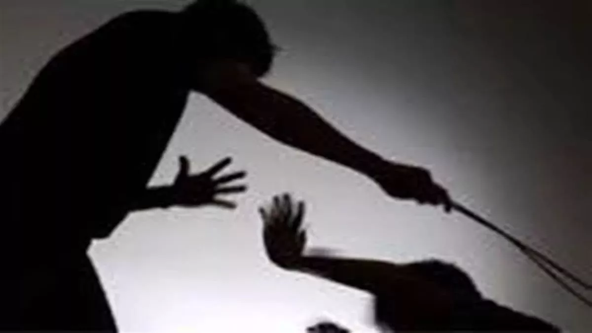 क्लास में हंसने पर टीचर ने 10वीं के छात्र की कर दी जमकर पिटाई, BEO से शिकायत