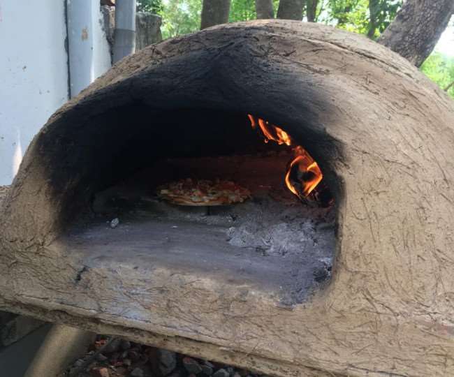गांव लौटे युवाओं ने मिट्टी का ओवन तैयार कर शुरू किया पिज्जा बेचना, रोजाना कर रहे अच्छी कमाई 1 गांव लौटे युवाओं ने मिट्टी का ओवन तैयार कर शुरू किया पिज्जा बेचना, रोजाना कर रहे अच्छी कमाई