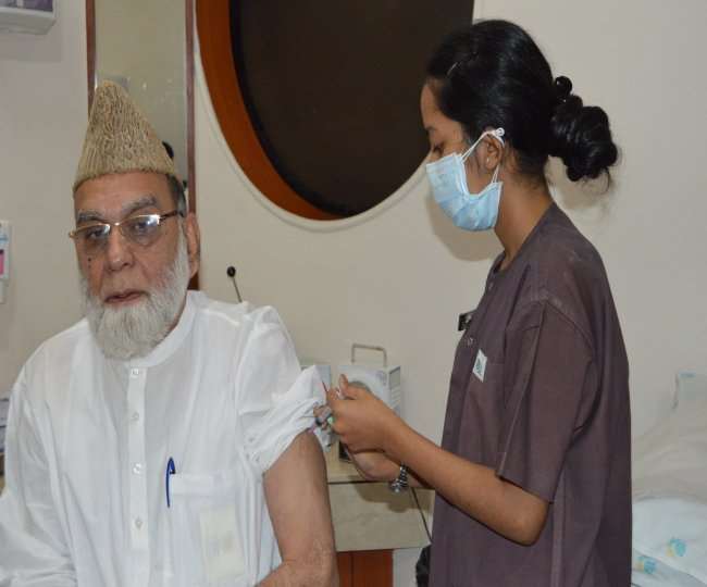 ncr jama masjid shahi imam syed ahmed bukhari takes covid vaccine and appeal muslim population for vaccination
