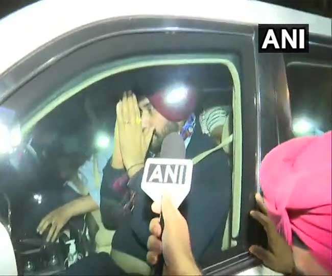 पंजाब के पूर्व कैबिनेट मंत्री नवजोत सिंह सिद्धू नई‍ दिल्‍ली में राहुल गांधी से मुलाकात के बाद लौटते हुए। (एएनआइ)