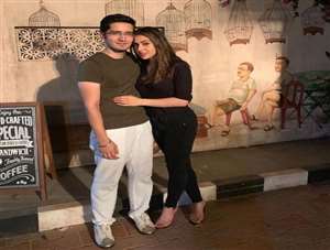 सारा अली खान की तस्वीरें केदारनाथ के असिस्टेंट डायरेक्टर जेहन हांडा के साथ वायरल हो रही हैंl