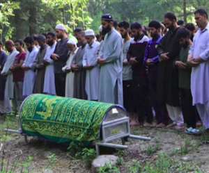 एक बेटी का उसकी मां और बाप के सामने ही कत्ल कर दिया गया।