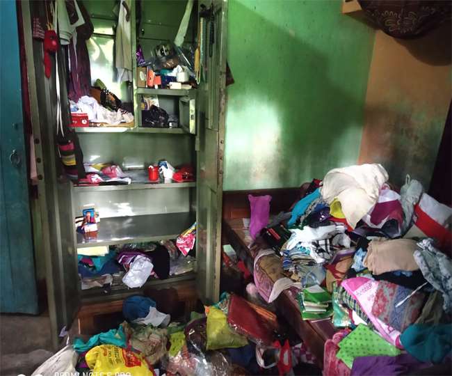 रेल अधिकारी गए थे पैतृक गांव, चोरों ने पाथरडीह स्थित घर की कर दी सफाई Dhanbad News