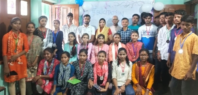 तोरपा में सम्मानित किए गए टापर छात्र-छात्राएं