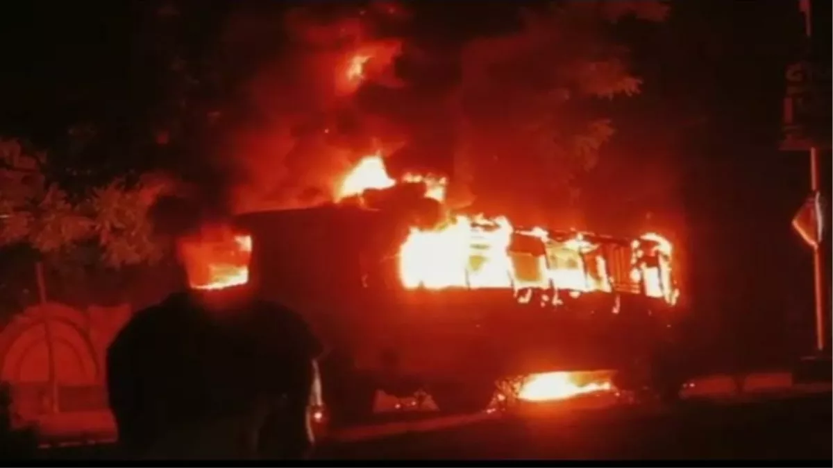 मुजफ्फरनगर में आग का गोला बनी रोडवेज बस, मची अफरातफरी