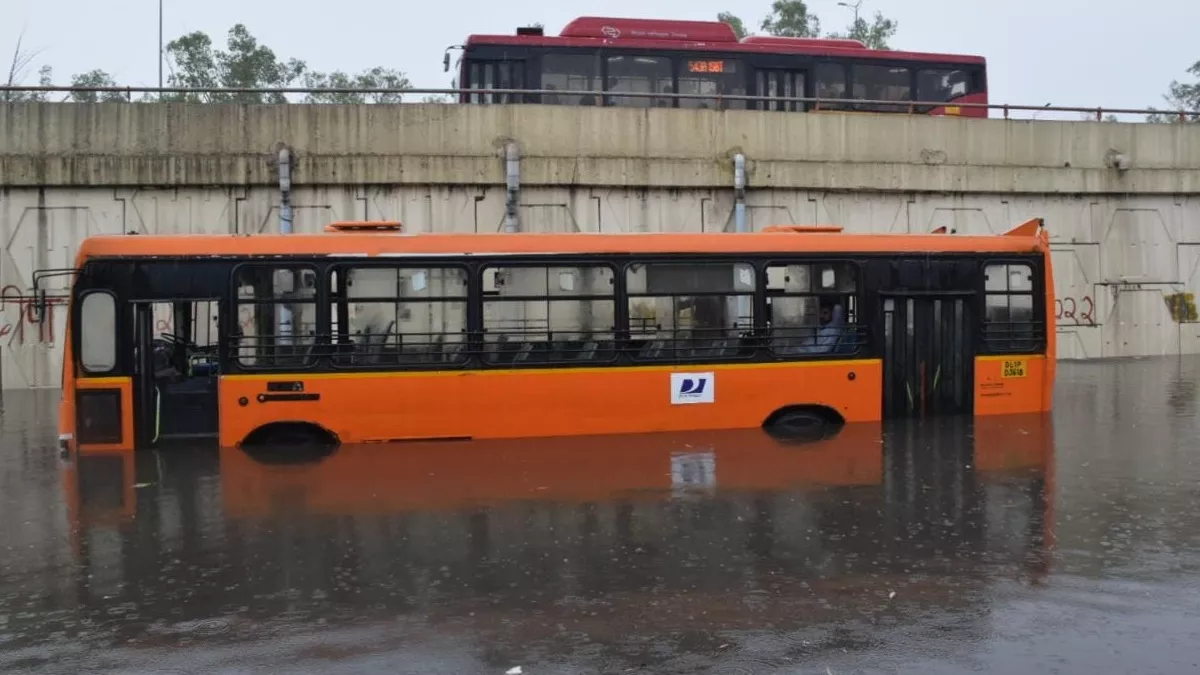 Delhi Rain: बारिश से सैकड़ों सड़कें बनीं तालाब, घरों में घुसा पानी; दिल्ली में कहीं डूबी बस तो कहीं बाइक
