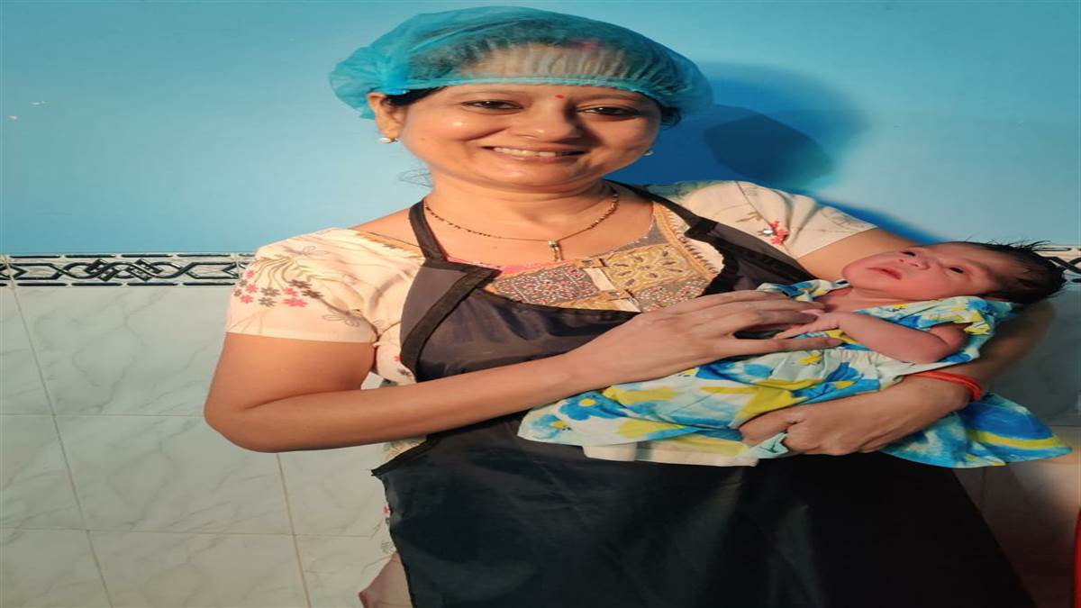 डा. शिप्रा जो अपने नर्सिंग होम में बेटियों के जन्म पर उत्सव मनाती हैं।