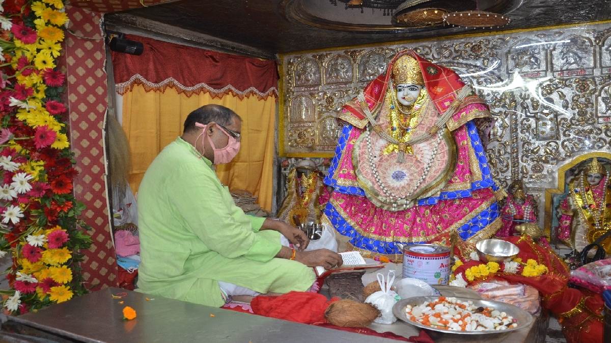 श्री दुर्गा माता मंदिर जगराओं पुल में मां दुर्गा सप्तशती पाठ करते पुजारी हरि मोहन। (जागरण)