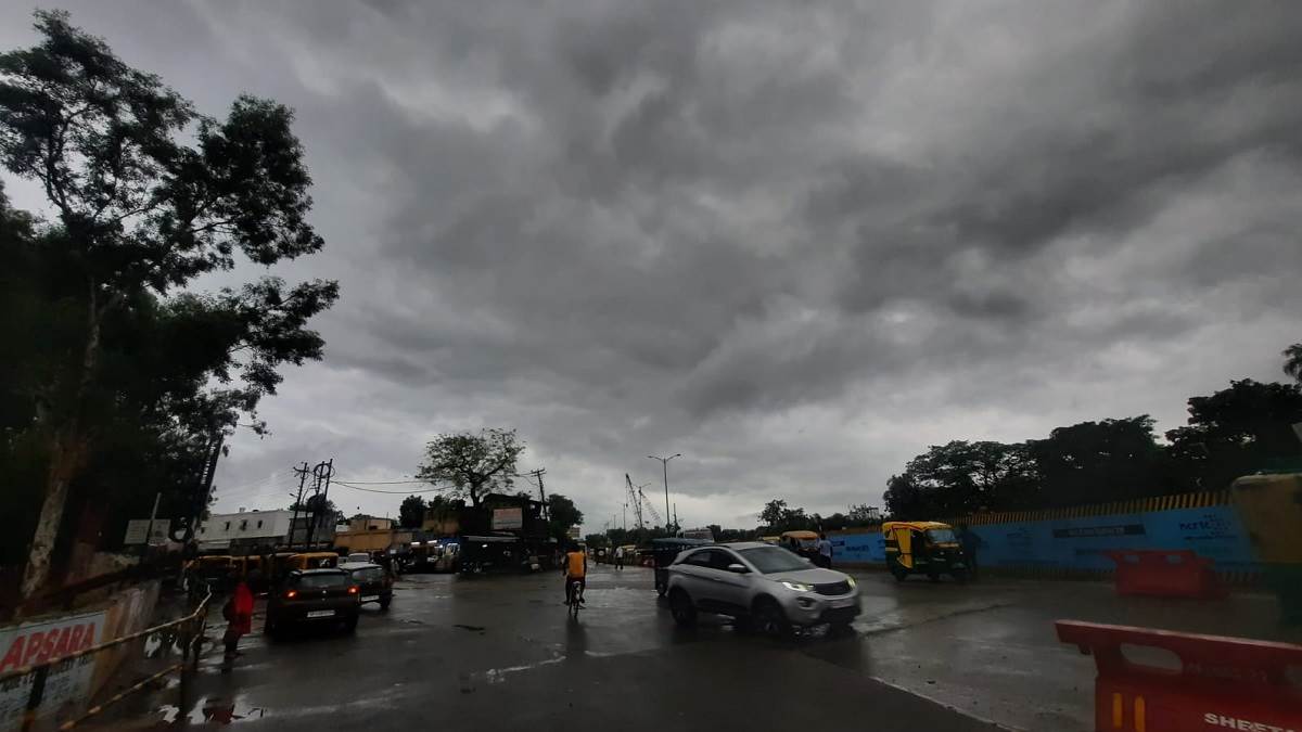 UP Weather Today: यूपी के मेरठ में आसमान में छाए काले घने बादलों के साथ बार‍िश