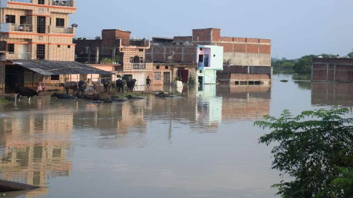गोरखपुर में बाढ़ से बचाव के लिए मजबूत बनाए जा रहे बांध। (फाइल फोटो)