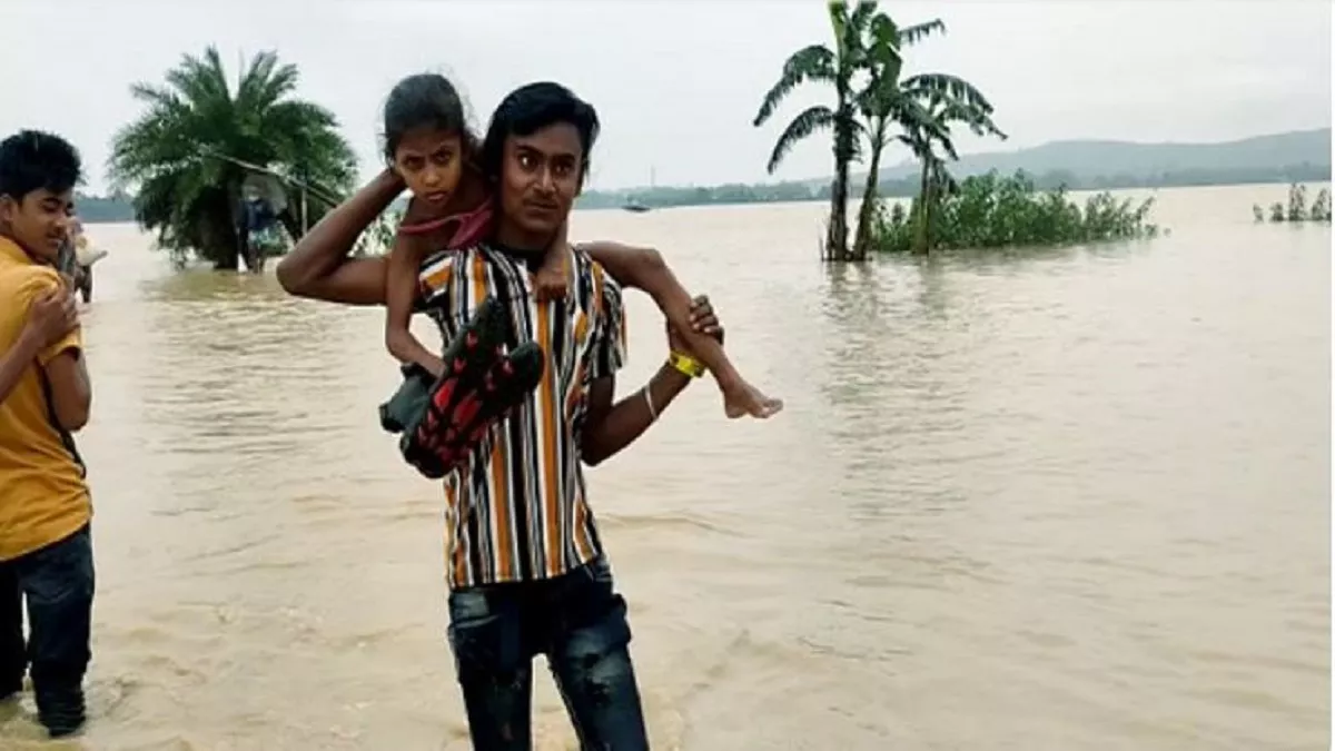 Assam Flood: असम में भीषण बाढ़ से बेहाल हुए लोग, हजारों किसानों को भारी नुकसान