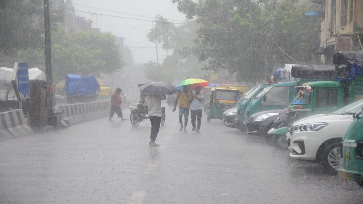 दिल्ली एनसीआर में कई जगहों पर भारी बारिश हो रही है। (फोटो: जागरण)