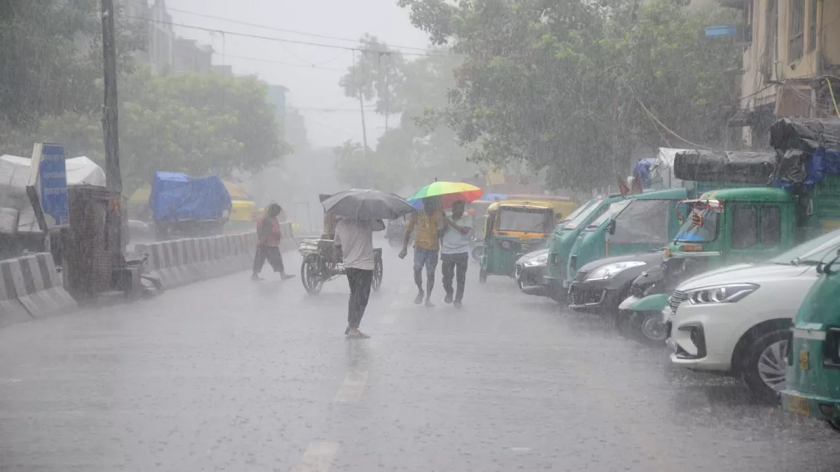 Weather Update Today: दिल्ली-एनसीआर में भारी बारिश से मौसम सुहाना, यूपी में रेड अलर्ट, जानें- अन्य राज्यों का हाल