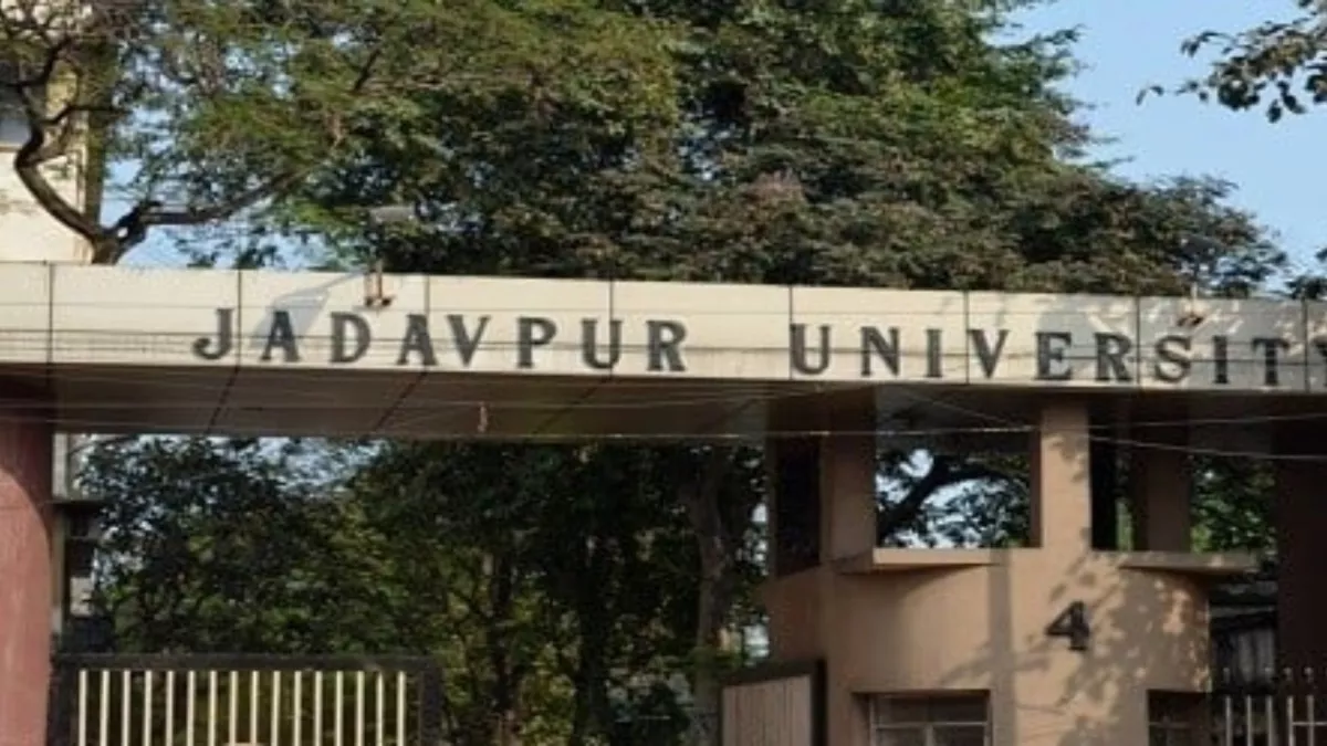 West Bengal: दुष्कर्म के आरोपित प्रोफेसर के जादवपुर विश्वविद्यालय परिसर में प्रवेश करने पर भी लगी रोक