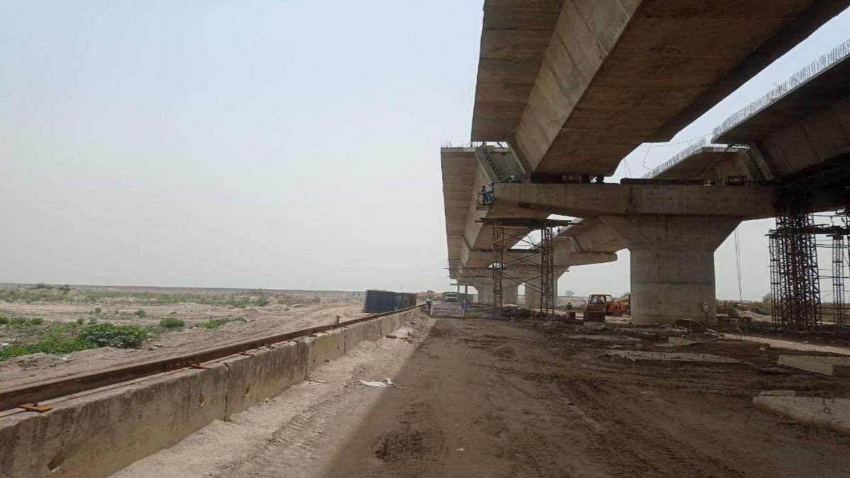 फरीदाबाद व नोएडा को जोड़ने वाला मंझावली पुल आठ साल बाद भी पूरा नहींं हुआ है। (फाइल फोटो)