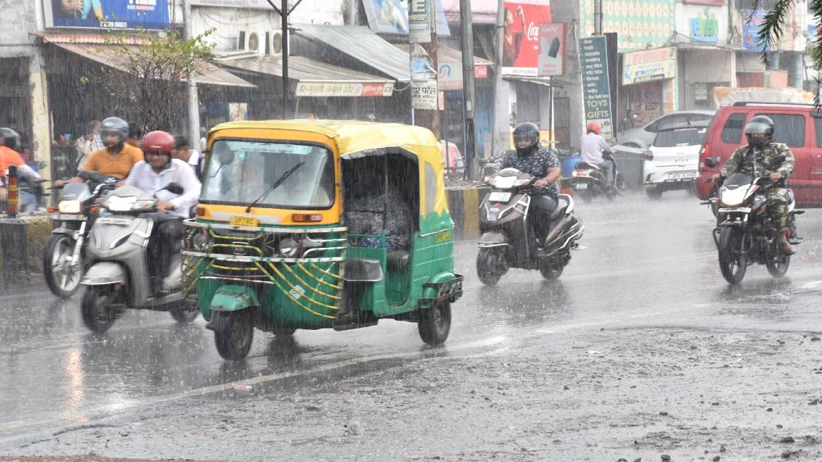 Kanpur Weather कानपुर में सुबह से हो रही झमाझम बारिश, मौसम हुआ ठंडा