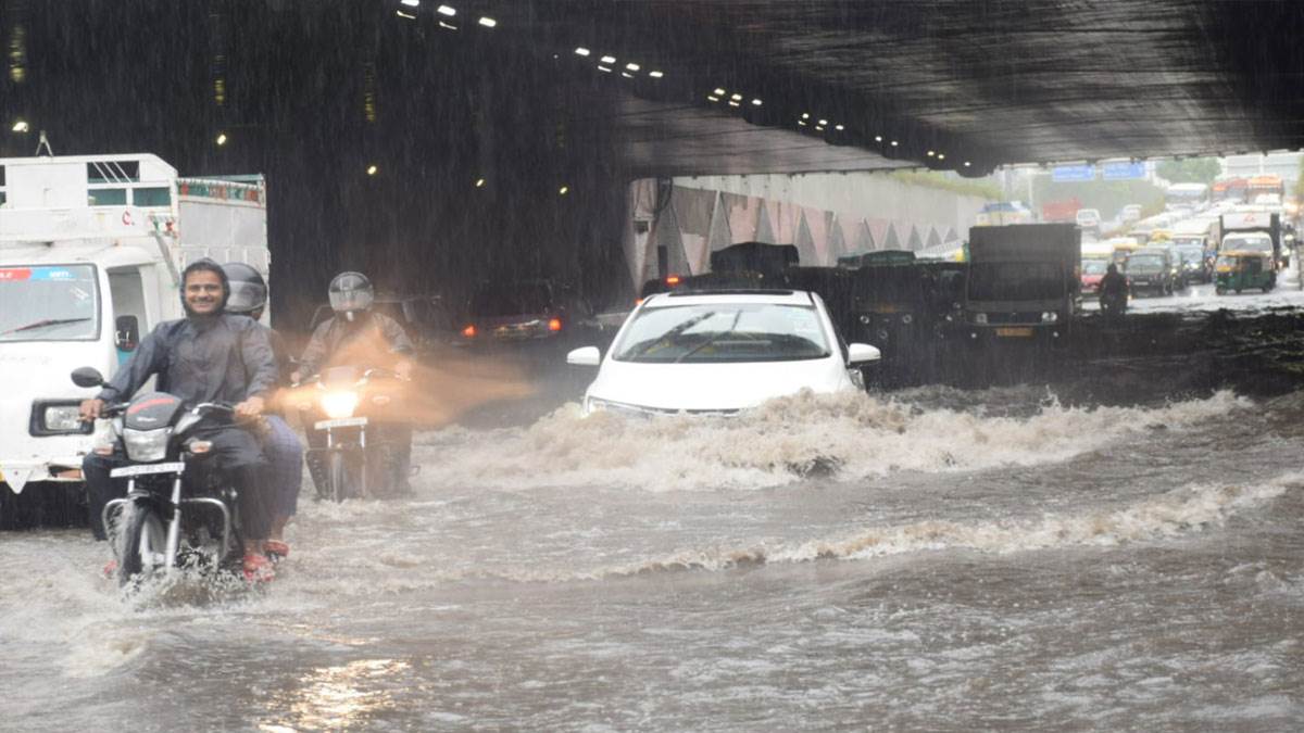 Delhi Alert: बारिश के दौरान कर रहे हैं ड्राइविंग तो जान लें सरकार का नियम, नहीं तो दर्ज होगी FIR