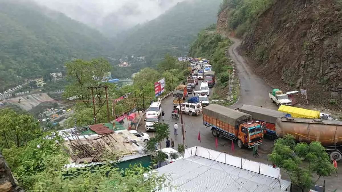 Uttarakhand Weather News: रुद्रप्रयाग में पहाड़ी से गिरे पत्‍थर, महिला तीर्थयात्री की मौत; मलबा आने से केदारनाथ और बदरीनाथ हाईवे बाधित