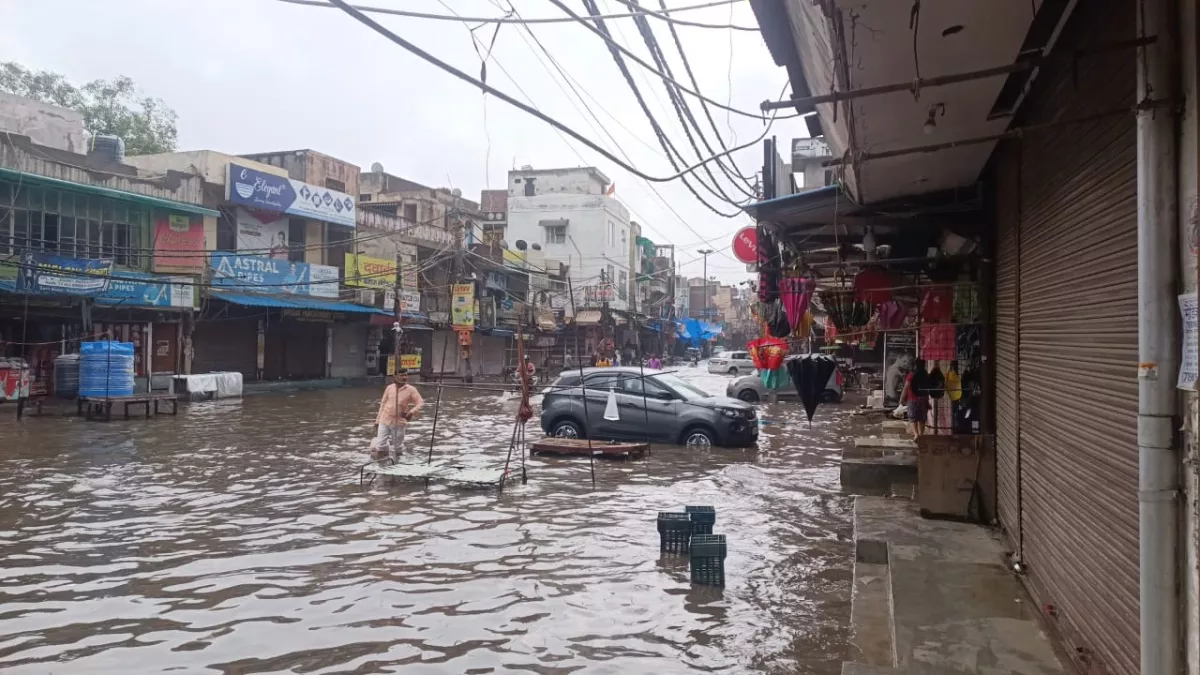 Delhi NCR Rain Update: दिल्ली-एनसीआर में बदला मौसम, बारिश से सड़कों पर भरा पानी; वाहन चालकों को हो रही परेशानी