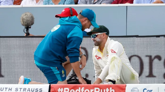 Nathan Lyon कैच लेते वक्त हुए चोटिल।