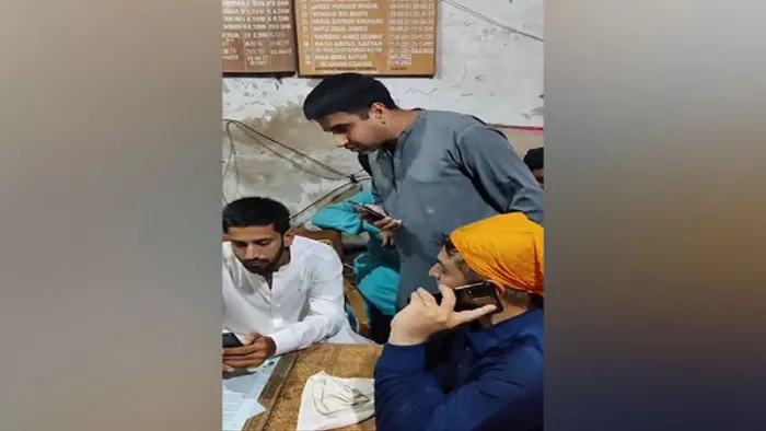 सिंध प्रांत के सख्खर शहर में सिंह सभा गुरुद्वारे में उपद्रवियों ने जबरन कीर्तन का बंद करा दिया।