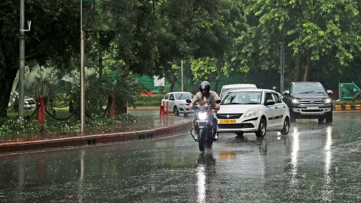 UP Weather Alert यूपी में झमाझम बार‍िश, चार द‍िनों तक ऐसा ही रहेगा