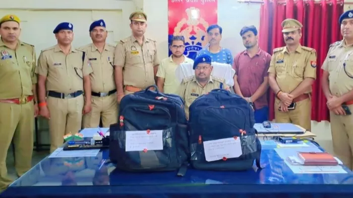 Agra News: काले बैग में मिले डेढ़ करोड़ रुपये के साथ आरपीएफ की टीम। जागरण।