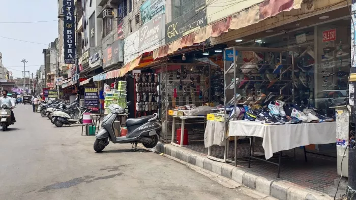पुलिस के हटाने के बाद भी दुकानें लगा लेते हैं दुकानदार