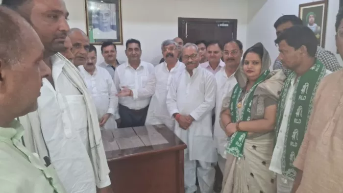 रालोद की सदस्यता ग्रहण करने के बाद कार्यकर्ताओं के साथ बागपत की जिला पंचायत सदस्य बबली देवी। सौजन्य रालोद