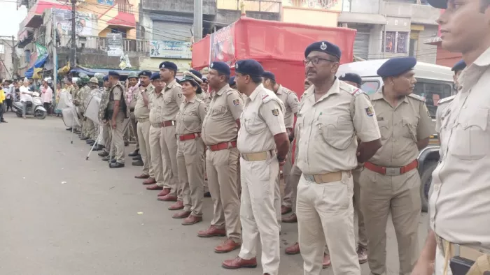 बालेश्वर में कर्फ्यू के दौरान तैनात पुलिस के जवान। (जागरण फोटो)