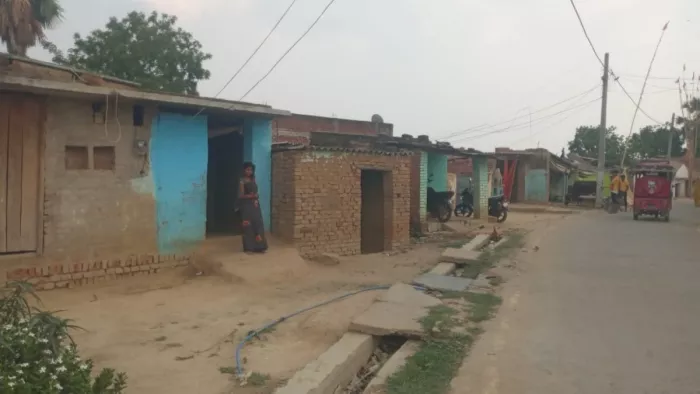 तालाब की जमीन पर अतिक्रमण कर रह रहे लोग। जागरण