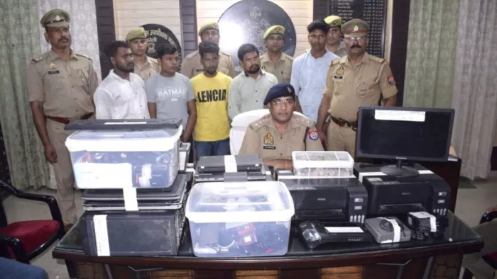 पकड़े गए आरोपितों के बारे में जानकारी देते सीओ प्रथम पंकज श्रीवास्तव।