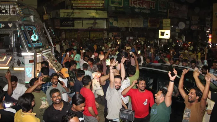 Meerut News: भारत की जीत का जश्न मनाते मेरठ के युवा। जागरण।