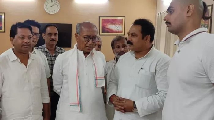 सोनभद्र : डाला में अपने ससुराल तेरहवीं संस्कार में शामिल होने पहुंचे मध्य प्रदेश के पूर्व मुख्यमंत्री दिग्विजय सिंह -जागरण