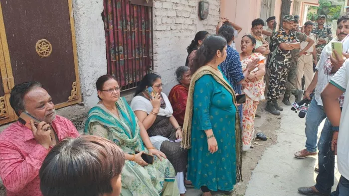 नई गोदाम पुलिस चौकी के पास मंजु देवी की हत्या के बाद जुटे लोग, जांच करती पुलिस। (जागरण फोटो)
