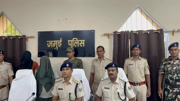 गिरफ्तार अपराधियों के साथ प्रेसवार्ता करते एसडीपीओ सतीश सुमन। जागरण
