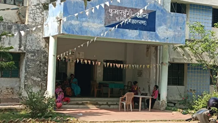 थाना में शिकायत के लिए पहुंची कोटाचारा गांव की महिलाएं