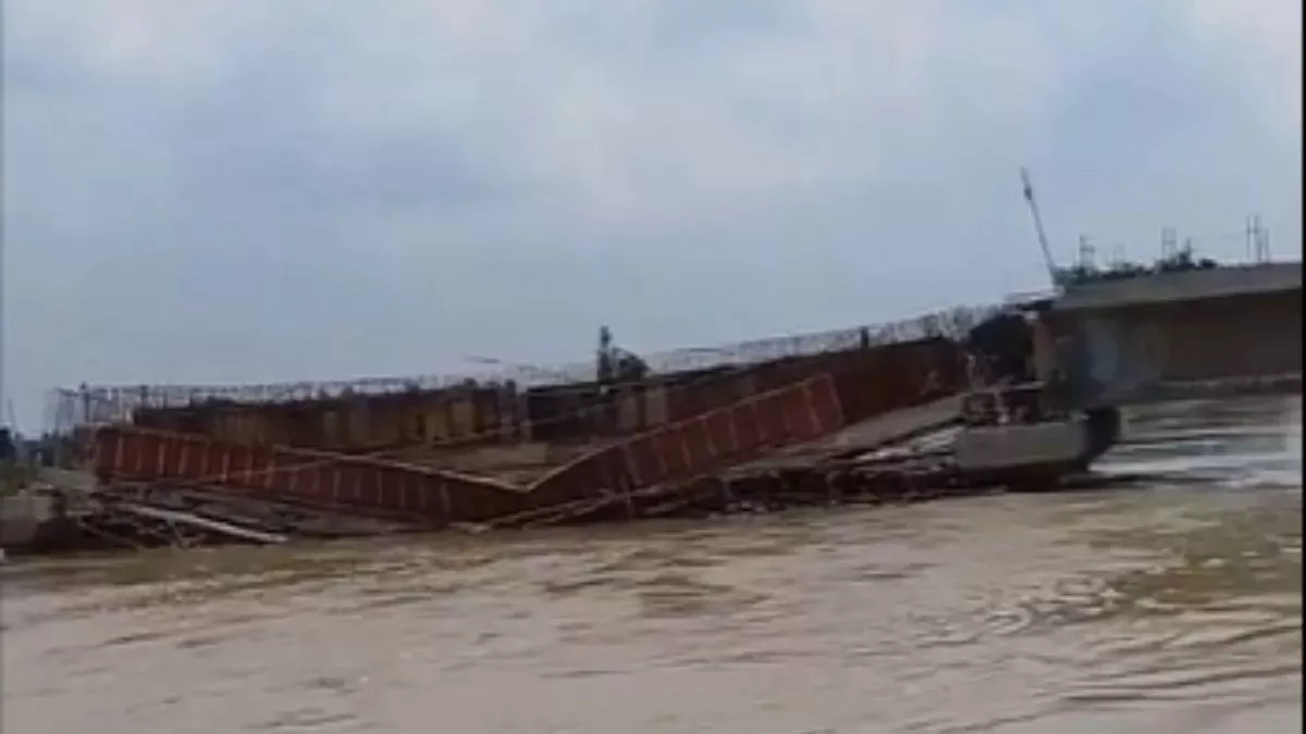 Bihar Bridge Collapse: धड़ाधड़ गिर रहे पुलों पर एक्शन में नीतीश सरकार, जांच करने मधुबनी पहुंचे अधिकारी; होगी कार्रवाई