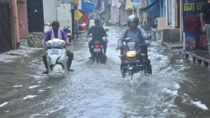 50 मिनट की बरसात में शास्त्रीनगर-जयदेवी नगर में भीषण जलभराव