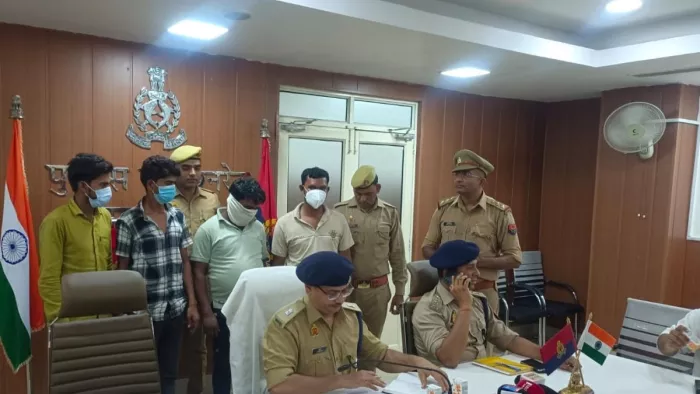 ऑटो चालक की हत्या करने के मामले में पकड़े गए आरोपित। फोटो- जागरण