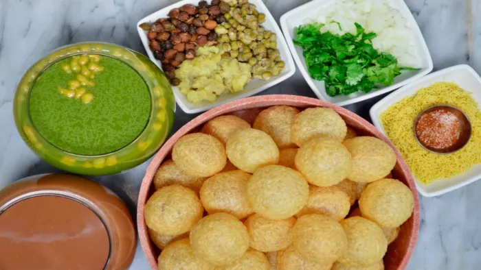पानी में मिलाया जा रहा आर्टिफिशियल रंग