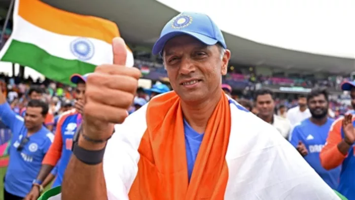 राहुल द्रविड़ का ये सेलिब्रेशन बहुत कुछ कहता है, ट्रॉफी उठाकर कोच ने किया ये काम, पूरी टीम ने हवा में उछाल कर दी विदाई,ये Video कर देगा भावुक ...